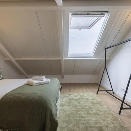 Gervasio Lobato Apartment *